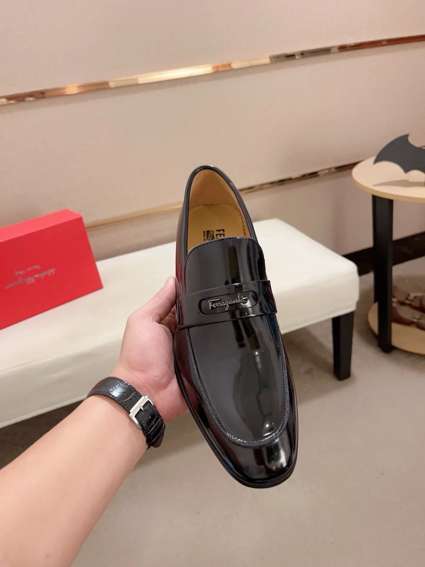 Men's shoes💰: 520💰 High version Ferragamo quality! 🆕🆕Exclusive hot-selling products in stock🔥🔥New products on the shelves, high-quality shoes, high-end driving shoes, with complete packaging! 💪 💪 Material: imported patented cowhide 🐂 + imported high-quality water-dyed cowhide lining + wear-resistant outsole 👍🏻👍🏻 Features: high-end and comfortable, purely handmade 🚀 🚀 Create the perfect shoes that suit you best 🔥 🔥 Size: (38-44) Can be customized 45 non-returnable!